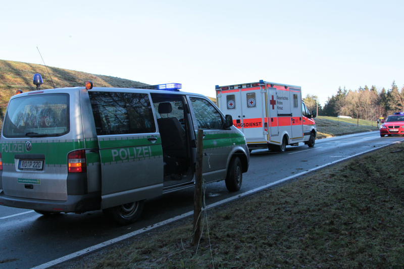 Unglaublich: Aus diesem Wrack entkam der Fahrer mit nur leichten Verletzungen. Wegen Glatteis war er eine Böschung hinab geschossen. Die Bilder von der Unfallstelle!