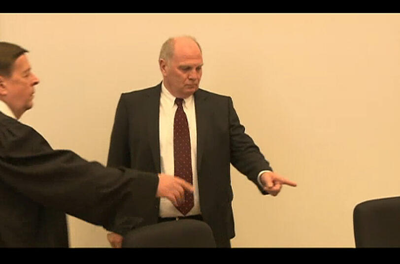 "Da soll ich mich hinsetzen?": Uli Hoeneß bekommt im Gerichtssaal eine Einweisung.