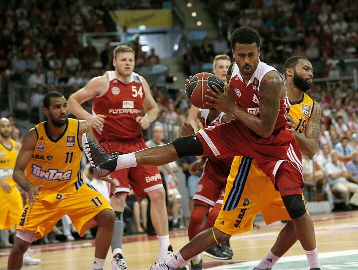 Hart ging's her beim ersten Finalspiel zwischen Bayern und Alba, hier bekämpfen sich Bayerns Bryce Taylor und Berlins Reggie Redding.
