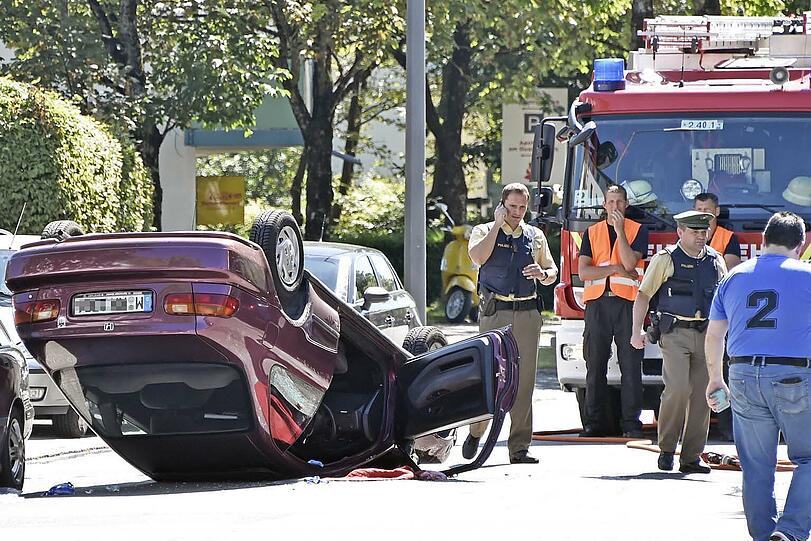 Die Fahrerin wurde bei dem Unfall nur leicht verletzt.