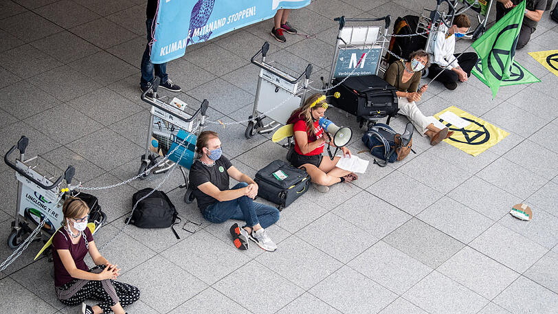 Klima-Blockade am Flughafen München - Bilder von der Protestaktion.