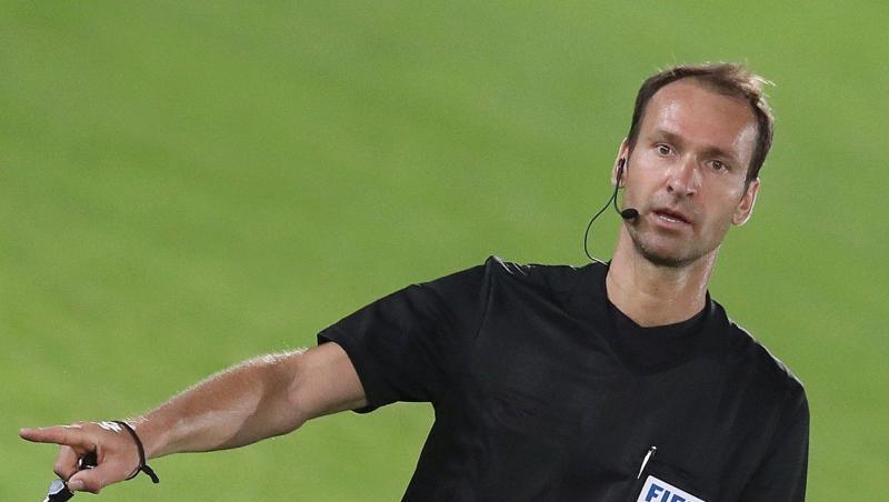 Bastian Dankert ist seit 2012 in der 1. Bundesliga als Schiedsrichter im Einsatz und seit 2014 FIFA-Referee. Bastian Dankert ist seit 2012 in der 1. Bundesliga als Schiedsrichter im Einsatz und seit 2014 FIFA-Referee.