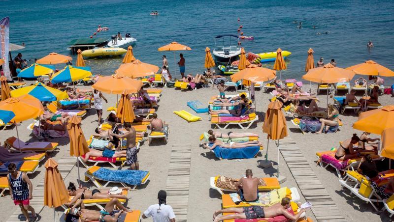 Touristen genießen die Sonne an einem Strand auf der griechischen Insel Kos. Touristen genießen die Sonne an einem Strand auf der griechischen Insel Kos.