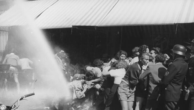 13. Juni 1953: Demonstration in der Neuhauser Straße mit Auseinandersetzungen zwischen Demonstranten und der Polizei unter Einsatz von Wasserwerfern. Foto: