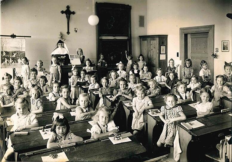 Mal ein etwas anderes Klassenfoto aus der Klosterschule am Anger. AZ-Leserin Isolde Lechler steht vorne am Katheter rechts neben der Nonne.