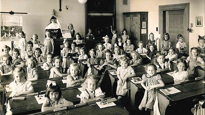 Mal ein etwas anderes Klassenfoto aus der Klosterschule am Anger. AZ-Leserin Isolde Lechler steht vorne am Katheter rechts neben der Nonne.