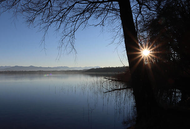 Der Blick auf den Starnberger See vom Bernrieder Park aus. Der Blick auf den Starnberger See vom Bernrieder Park aus.