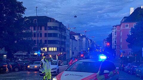 An der Theresienwiese hat die Polizei auf eine Frau geschossen. Sie hatte vorher Passanten angegriffen.
