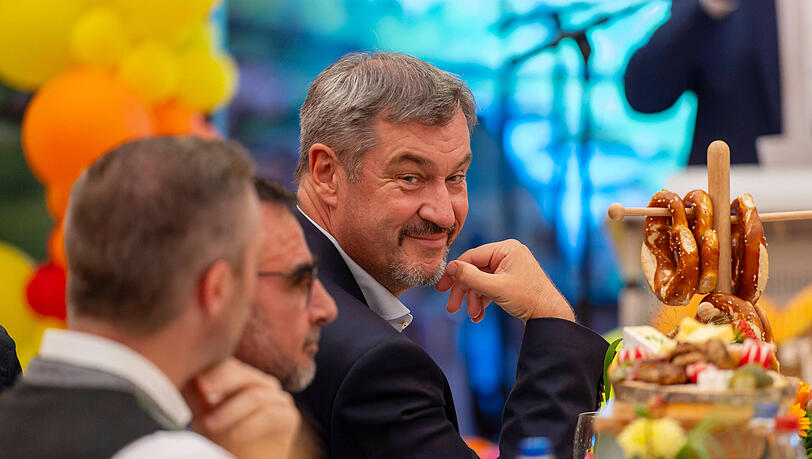 Markus Söder sitzt im Unterallgäu am Brotzeittisch mit Brezen, Radieserl und Käse. Markus Söder sitzt im Unterallgäu am Brotzeittisch mit Brezen, Radieserl und Käse.