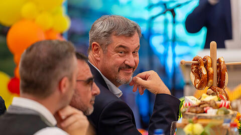 Markus Söder sitzt im Unterallgäu am Brotzeittisch mit Brezen, Radieserl und Käse. Markus Söder sitzt im Unterallgäu am Brotzeittisch mit Brezen, Radieserl und Käse.