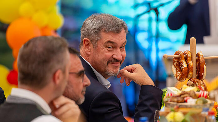 Markus Söder sitzt im Unterallgäu am Brotzeittisch mit Brezen, Radieserl und Käse. Markus Söder sitzt im Unterallgäu am Brotzeittisch mit Brezen, Radieserl und Käse.