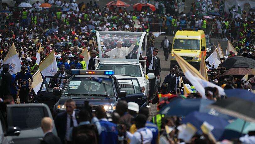Papst Leo XIV. feiert in Kamerun die bislang gr&ouml;&szlig;te Messe seiner Amtszeit.