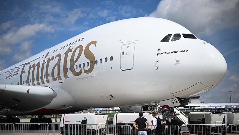 Die Fluggesellschaft Emirates präsentierte in den vergangenen Jahren bei der Internationalen Luft- und Raumfahrtausstellung (ILA) am Flughafen Berlin-Brandenburg eine ihrer Maschinen - künftig darf die Airline den Flughafen auch tatsächlich ansteuern. (Archivbild) Die Fluggesellschaft Emirates präsentierte in den vergangenen Jahren bei der Internationalen Luft- und Raumfahrtausstellung (ILA) am Flughafen Berlin-Brandenburg eine ihrer Maschinen - künftig darf die Airline den Flughafen auch tatsächlich ansteuern. (Archivbild)