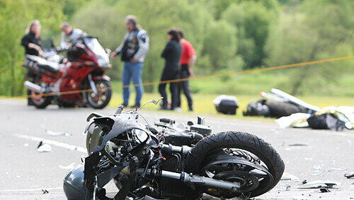 Die total zerstörte Honda des Verursacher blieb auf der Straße liegen, das Bike des Opfer wurde in die Wiese geschleudert. Die Freunde des Toten (im Hintergrund) warteten, bis der Leichenwagen kam. Die total zerstörte Honda des Verursacher blieb auf der Straße liegen, das Bike des Opfer wurde in die Wiese geschleudert. Die Freunde des Toten (im Hintergrund) warteten, bis der Leichenwagen kam.