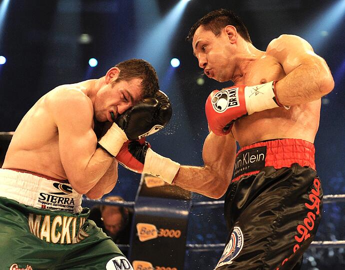 Boxweltmeister Felix Sturm (l) verteidigte erfolgreich seinen Titel gegen den irischen Herausforderer Matthew Macklin. Die Bilder vom Kampf.