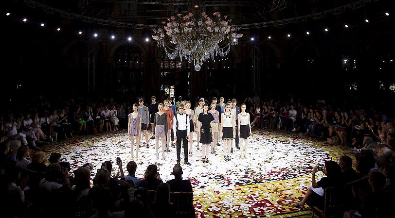 Fashion Week Paris - eine Kreation Gaspard Yurkievichs für Frühnling/Sommer 2012.