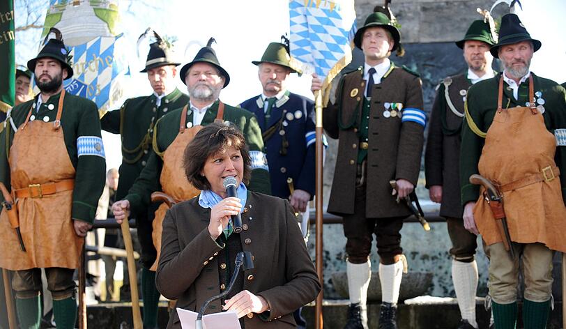 Die bayerische Wirtschaftsministerin und  nannte den Freiheitskampf der Gebirgsschützen Vermächtnis und Auftrag für die heutige Generation.