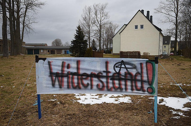 Ein Schild mit der Aufschrift "Widerstand" am Clausnitzer Ortseingang.