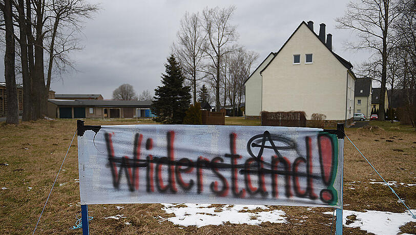 Ein Schild mit der Aufschrift "Widerstand" am Clausnitzer Ortseingang. Ein Schild mit der Aufschrift "Widerstand" am Clausnitzer Ortseingang.