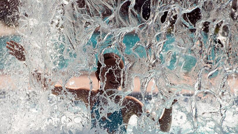 Ein Mädchen plantscht unter einem Wasserpilz in einem Freibad in Brandenburg. Foto: Patrick Pleul Ein Mädchen plantscht unter einem Wasserpilz in einem Freibad in Brandenburg. Foto: Patrick Pleul