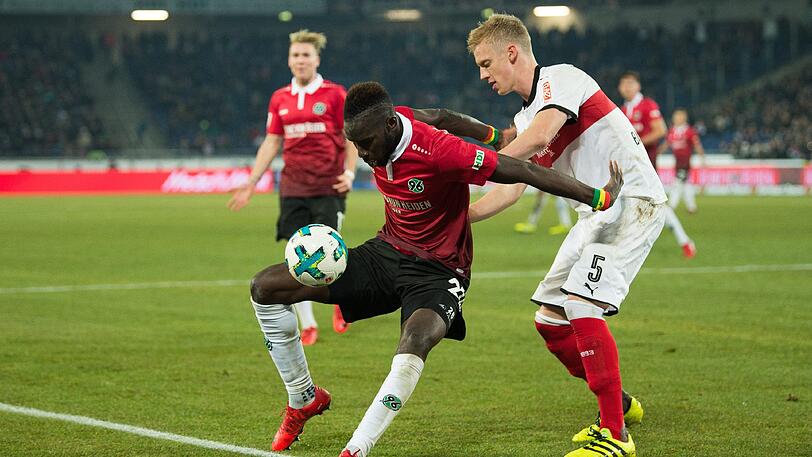 Hannovers Salif Sane (l) spielt gegen Stuttgarts Timo Baumgartl.