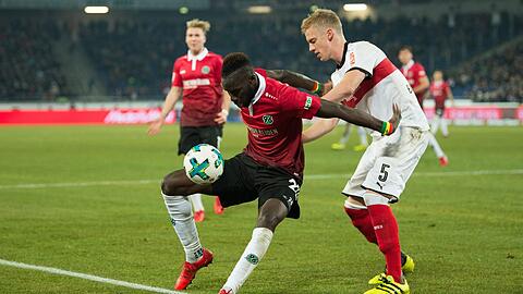 Hannovers Salif Sane (l) spielt gegen Stuttgarts Timo Baumgartl.