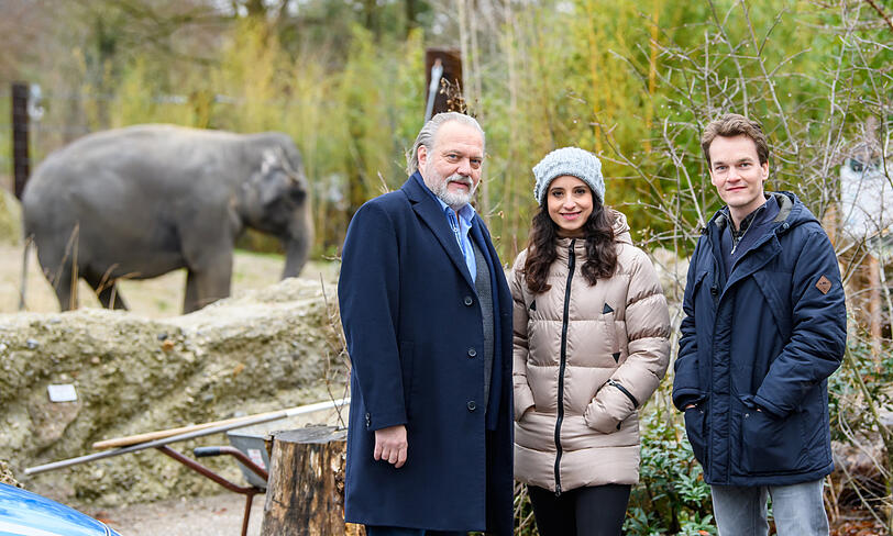 Die Schauspieler Jan-Gregor Kremp (l.), Stephanie Stumph und Ludwig Blochberger während der Dreharbeiten im Tierpark Hellabrunn.