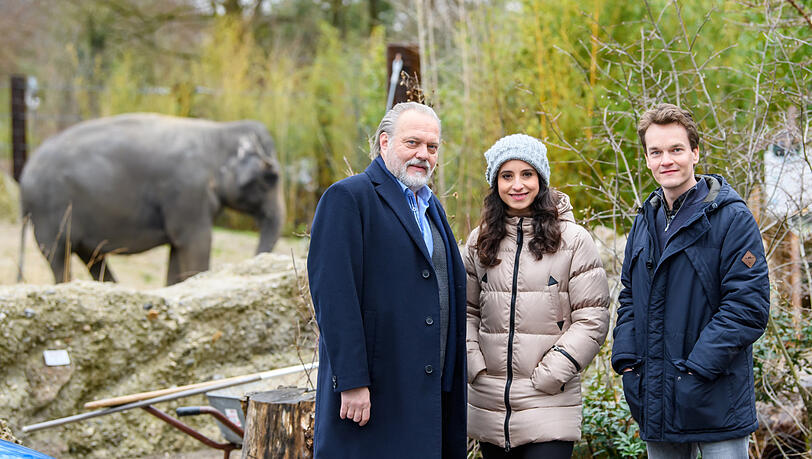 Die Schauspieler Jan-Gregor Kremp (l.), Stephanie Stumph und Ludwig Blochberger während der Dreharbeiten im Tierpark Hellabrunn. Die Schauspieler Jan-Gregor Kremp (l.), Stephanie Stumph und Ludwig Blochberger während der Dreharbeiten im Tierpark Hellabrunn.