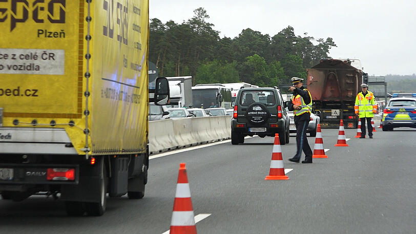Ganz genau beobachten die Verkehrspolizisten, wer der Vorbeifahrenden Aufnahmen macht.