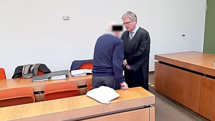 Der Angeklagte im Gespräch mit Anwalt Michael Adams (r.). Der Angeklagte im Gespräch mit Anwalt Michael Adams (r.).