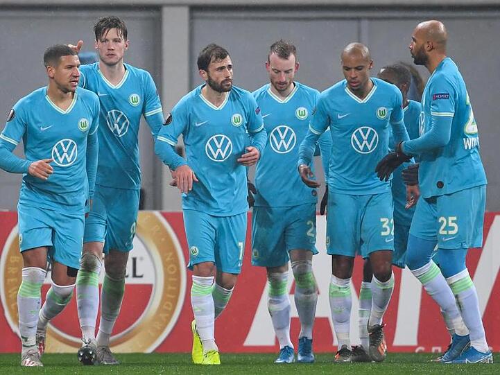 Wout Weghorst (2.vl) vom VfL Wolfsburg bejubelt sein Tor zum 1:0 gegen Olexandrija mit seinen Mannschaftskollegen.