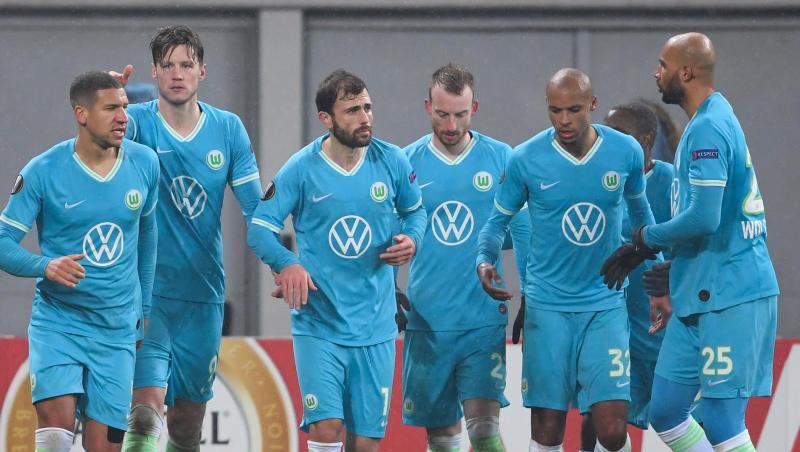 Wout Weghorst (2.vl) vom VfL Wolfsburg bejubelt sein Tor zum 1:0 gegen Olexandrija mit seinen Mannschaftskollegen. Wout Weghorst (2.vl) vom VfL Wolfsburg bejubelt sein Tor zum 1:0 gegen Olexandrija mit seinen Mannschaftskollegen.