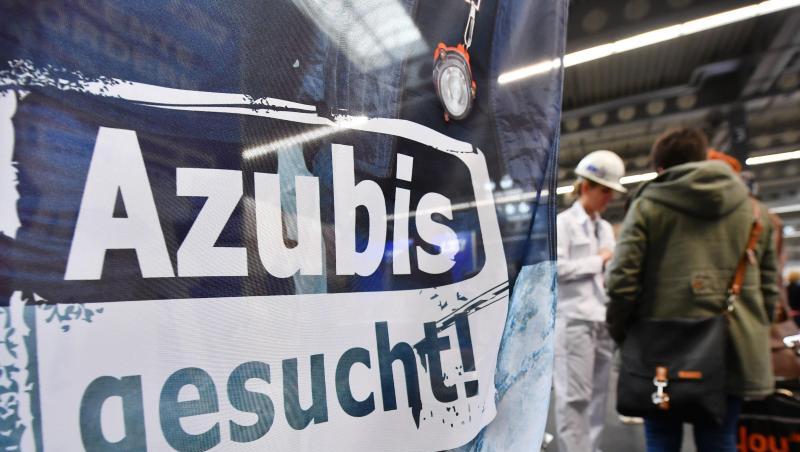 "Azubis gesucht" steht auf einem Banner am Stand einer Firma in Erfurt. Junge Menschen in Ost und West beurteilen ihre Aussichten deutlich unterschiedlich. "Azubis gesucht" steht auf einem Banner am Stand einer Firma in Erfurt. Junge Menschen in Ost und West beurteilen ihre Aussichten deutlich unterschiedlich.