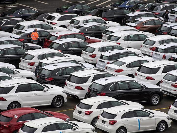 Die Zahl der Zulassungen in der EU fiel im Jahresvergleich um 4,6 Prozent auf knapp 1,2 Millionen Fahrzeuge.