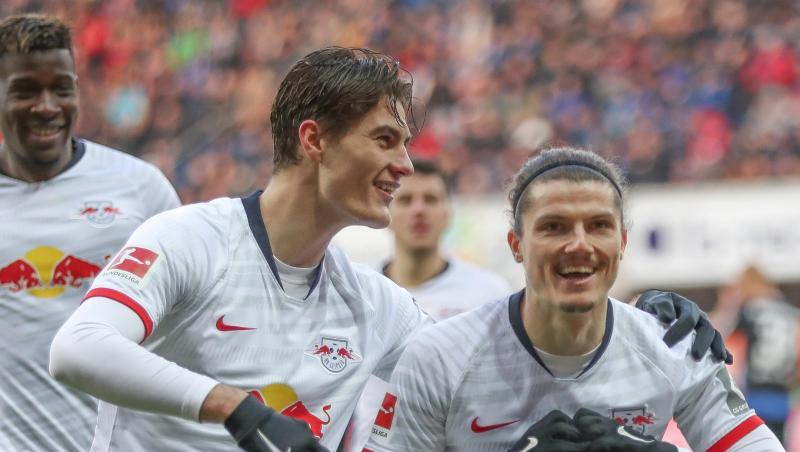 Leipzigs Torschütze Marcel Sabitzer (r) feiert seinen Treffer zum 2:0 mit Nordi Mukiele (l) und Patrik Schick (M). Leipzigs Torschütze Marcel Sabitzer (r) feiert seinen Treffer zum 2:0 mit Nordi Mukiele (l) und Patrik Schick (M).