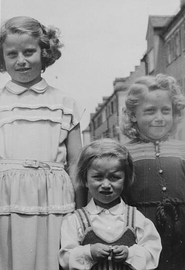 Martha Kaindl (Mitte) mit ihren Schwestern Brigitte und Edith.