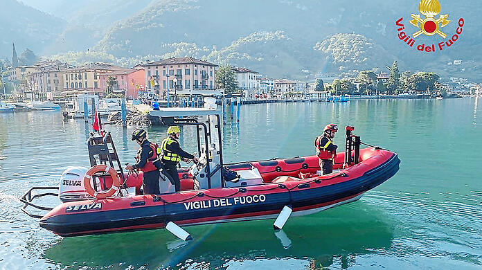 Die Rettungskräfte durchsuchen den Iseosee am Tag nach dem Unglück im September.  Freiwillige setzen die Suche derzeit fort.  Das schreibt die Familie in ihrem Spendenaufruf.