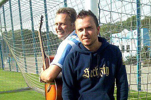 Dennis Wurmdobler und Benny Schnier (hinten) haben dem TSV 1860 einen neuen Stadion-Hit komponiert.