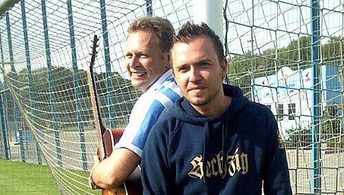 Dennis Wurmdobler und Benny Schnier (hinten) haben dem TSV 1860 einen neuen Stadion-Hit komponiert. Dennis Wurmdobler und Benny Schnier (hinten) haben dem TSV 1860 einen neuen Stadion-Hit komponiert.