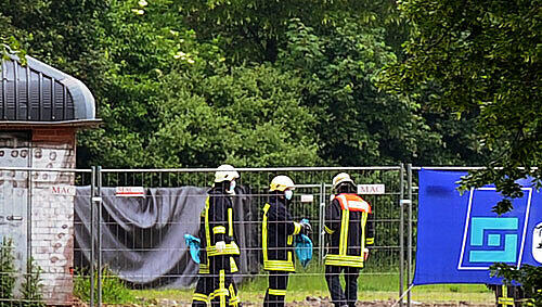 Feuerwehrmänner suchen am Mittwochmorgen das gelände ab, auf dem am Dienstag die Bombe expodierte Feuerwehrmänner suchen am Mittwochmorgen das gelände ab, auf dem am Dienstag die Bombe expodierte