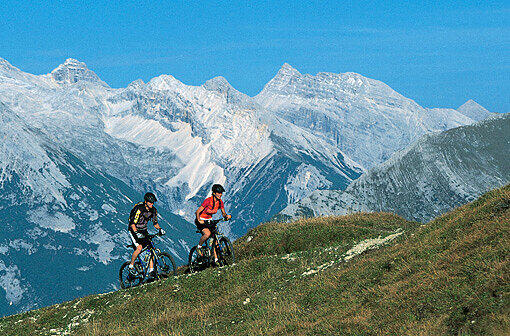 Die Karwendelrunde ist eine der schönsten Strecken für Mountainbiker, etwa sechs Stunden sollte man dafür aber schon einplanen.