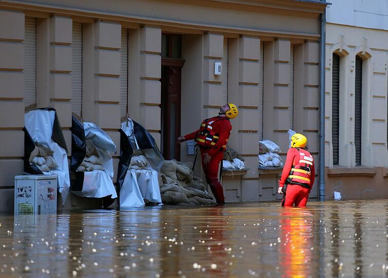 So hoch stand das Wasser der Elbe in Magdeburg noch nie &ndash; und es soll noch weiter steigen. Die Rettungskräfte verteidigen die Deiche auf einer Länge von 20 Kilometern. Wie lange das noch glückt, ist unklar. Die Bilder aus dem überfluteten Magdeburg.
