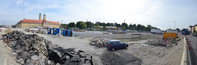Luise-Kiesselbach-Platz: der Dauerbrenner. Luise-Kiesselstau-Platz? An Münchens Dauerbrenner-Baustelle wird der Mittlere Ring bis 2015 unterirdisch gelegt. Ein Mammut-Projekt. Unter dem Ring sind viele Tunnel-Abschnitte schon weit gediehen &ndash; nur oben herrscht noch das blanke Baustellen-Chaos. Einen kleinen Lichtblick gibt es derzeit an der Garmischer Straße: Dort soll bald schon ein Abschnitt eröffnet werden.