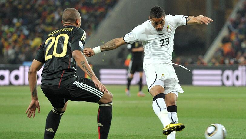 Brüderduell: Jerome Boateng (l) gegen Bruder Kevin Prince. Brüderduell: Jerome Boateng (l) gegen Bruder Kevin Prince.