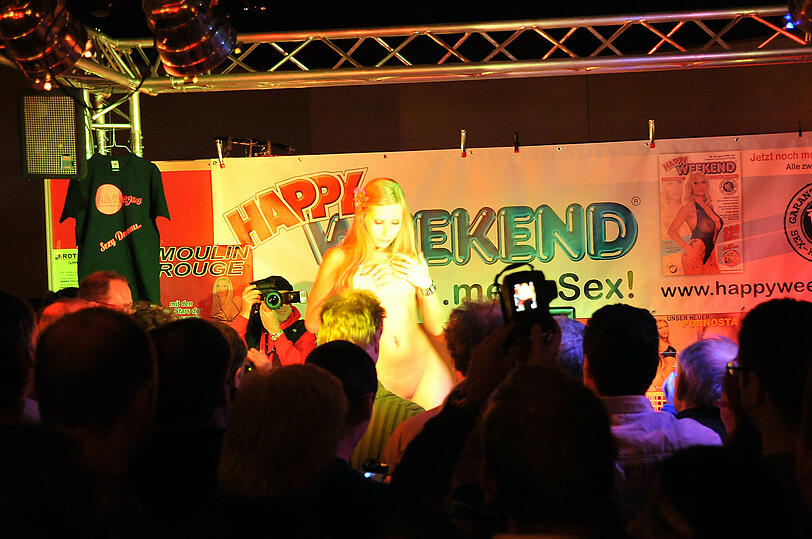 Die Erotikmesse "Eros und Amore" gastiert ein Wochenende lang in München. Für die Besucher gibt's heiße Auftritte von drallen Erotik-Stars. Sehen Sie hier die Bilder von den letzten Messen!