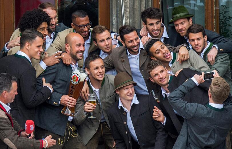 Der FC Bayern feierte am Pfingstsonntag die doppelte Meisterschaft. Die Bilder vom Rathausbalkon am Marienplatz.