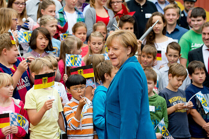 Hoher Buch in Niederbayern: Kanzlerin Angela Merkel besuchte am Freitag ein sogenanntes "MINT"-Projekt in der Grund- und Mittelschule in Buch am Erlbach. Die Bilder vom Merkel-Besuch.