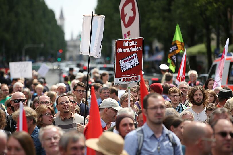 Friedliche Demo an der Münchner Freiheit gegen das Freihandelabkommen Ceta.
