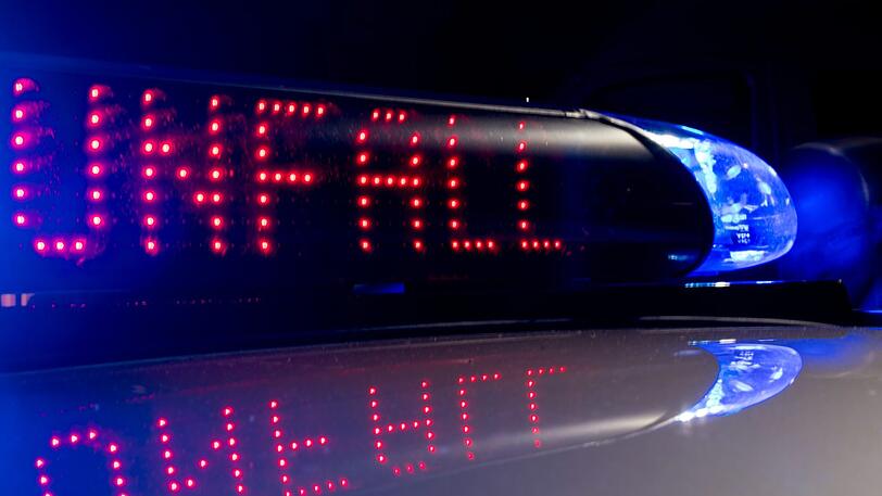 Die Polizei sucht nach dem tödlichen Unfall der 30-Jährigen aus Altötting nach Zeugen. (Symbolbild)