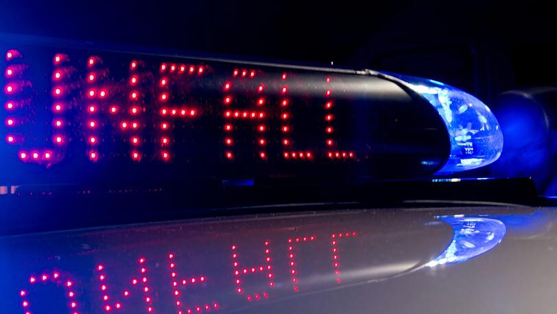 Die Polizei sucht nach dem tödlichen Unfall der 30-Jährigen aus Altötting nach Zeugen. (Symbolbild) Die Polizei sucht nach dem tödlichen Unfall der 30-Jährigen aus Altötting nach Zeugen. (Symbolbild)